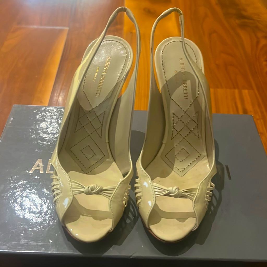 Brand New Alberta Ferretti Sandals 35 Ivory Patent